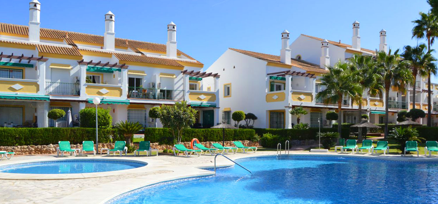 Newly renovated apartment with a top location on the beach-side of the coastal road in Marbella, Costa del Sol. The apartment for sale is in perfect condition after renovations which included a new a/c system, new kitchen, polished marble floors, drinking water system and much more.